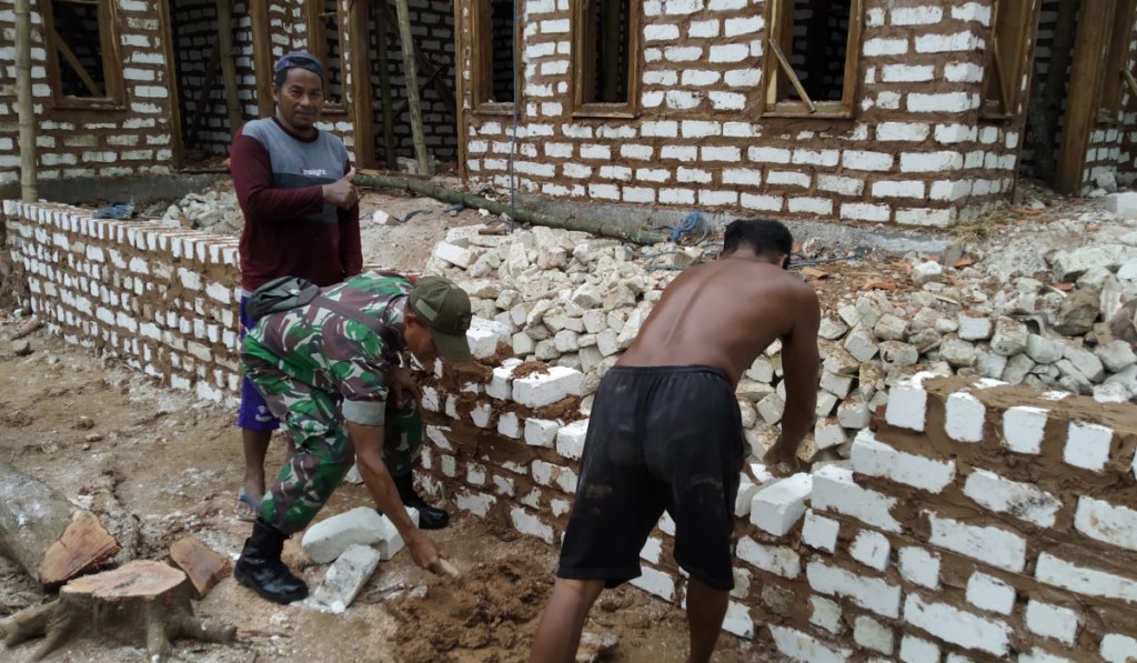 Kepedulian Babinsa di Wilayah Legung Timur, Bantu Pembangunan Rumah&nbsp;Warga