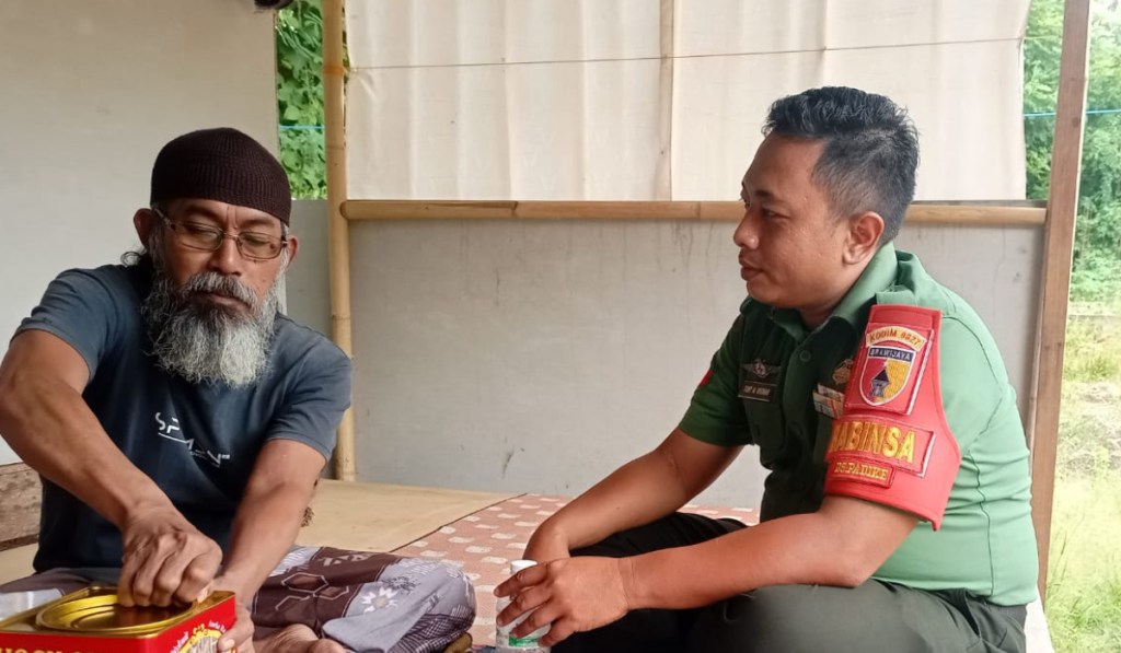 Jalin Hubungan Yang Erat Dengan Tokoh Agama, Babinsa Koramil 0827/02 Kalianget Laksanakan Komsos