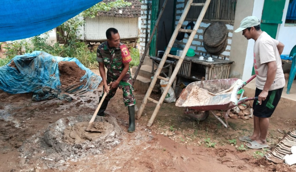 Guna Terciptanya Sinergitas TNI Bersama Masyarakat, Babinsa Koramil 0827/14 Batang Batang Bantu Bangun Rumah