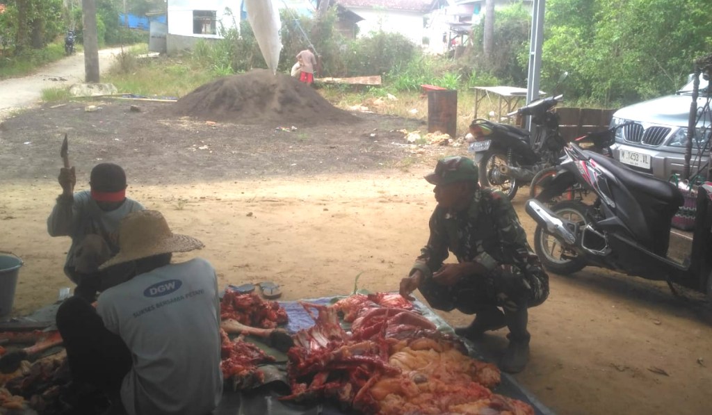 Babinsa Koramil 0827/13 Rubaru Bantu Warga Potong Kambing Untuk Hajatan
