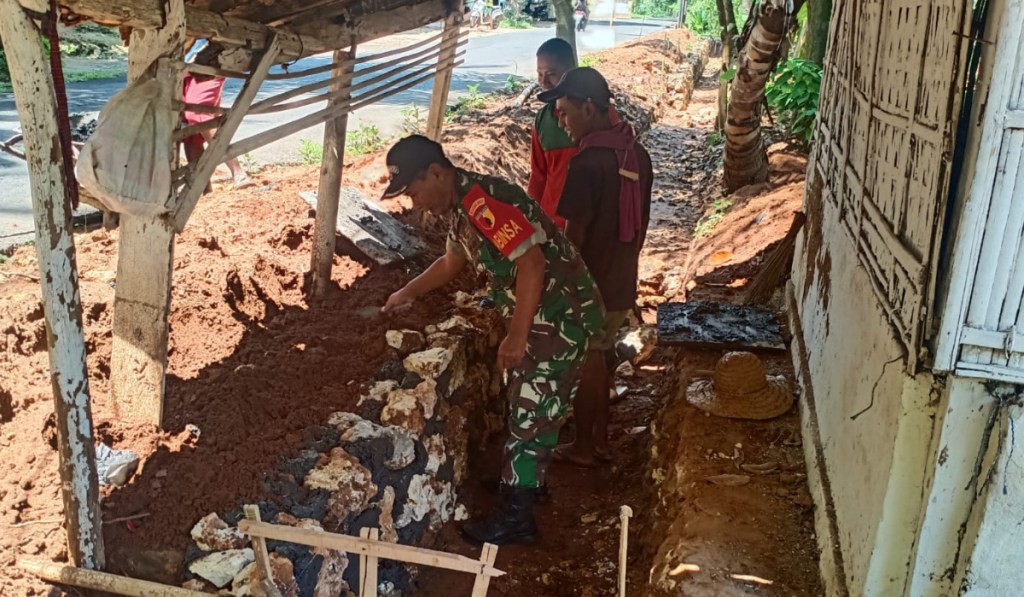 Gotong Royong, Babinsa Longos Bantu Pembuatan Saluran Air
