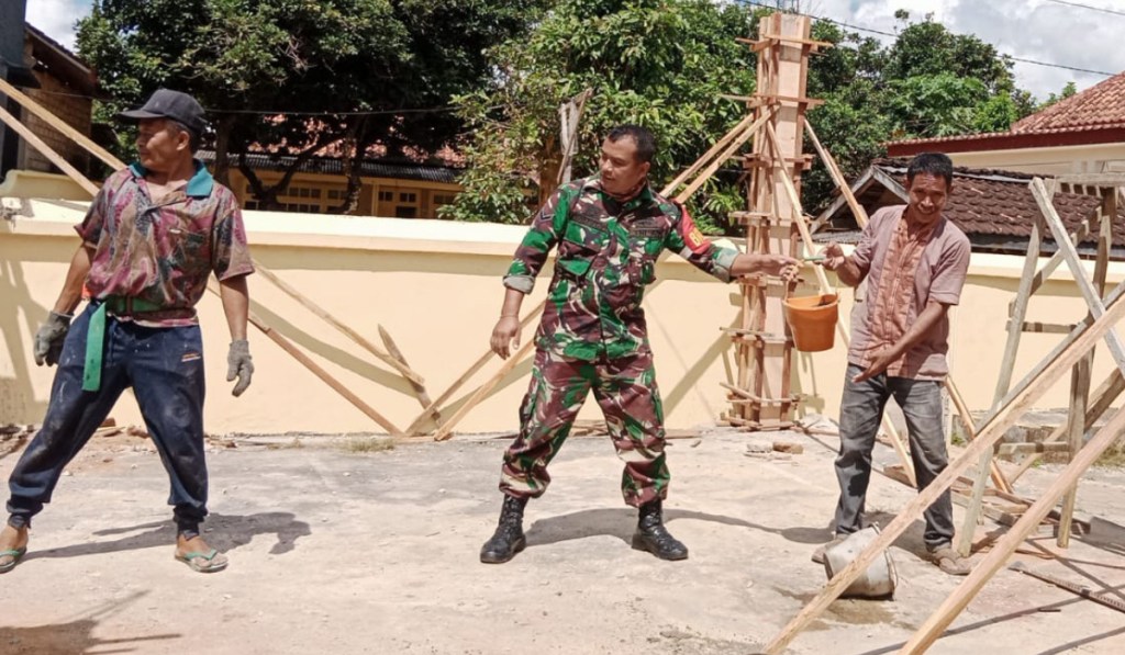 Babinsa Kalisangka Bersama Warga Kerja Bakti Bangun Pelebaran Masjid