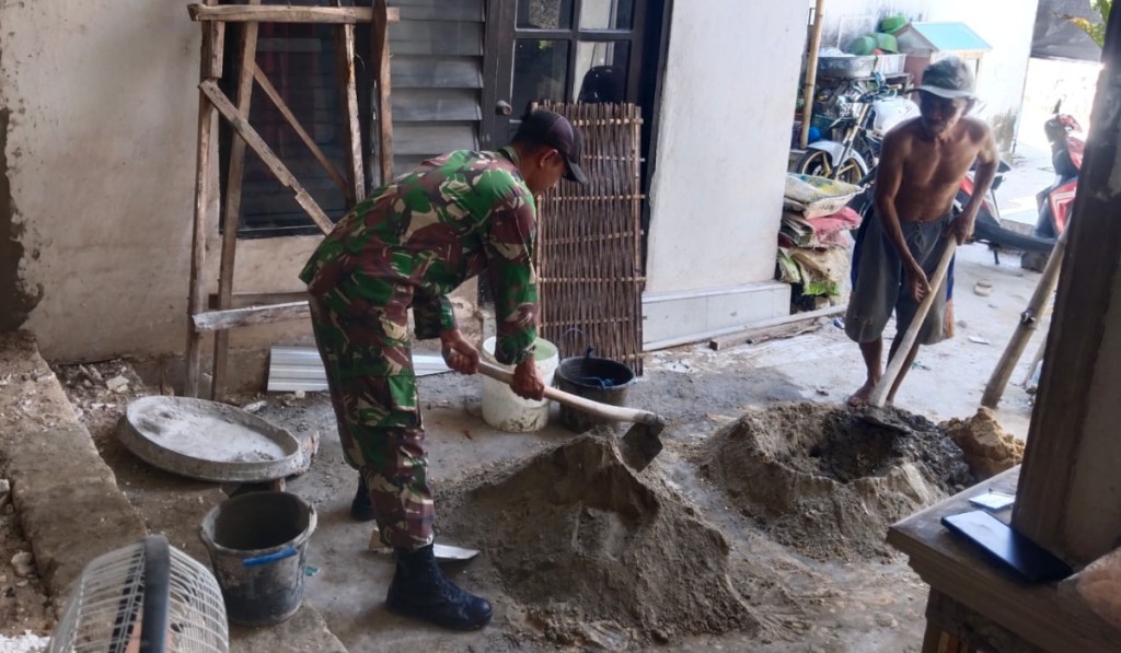 Jalin Keakraban, Babinsa Koramil 0827/11 Pasongsongan Bantu Rehab Rumah Warga