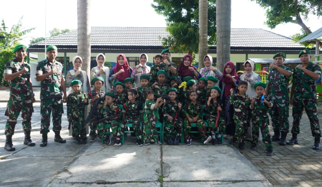 Dandim Bersama Ketua Yayasan Kartika Jaya Koordinator Kodim 0827/Sumenep Kunjungi TK Kartika IV-87