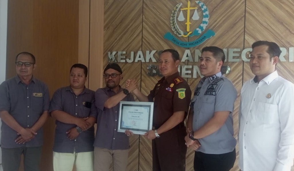 Jelang Pindah Tugas ke Kejagung, Kajari Trimo Dapat Penghargaan dari SMSI Sumenep