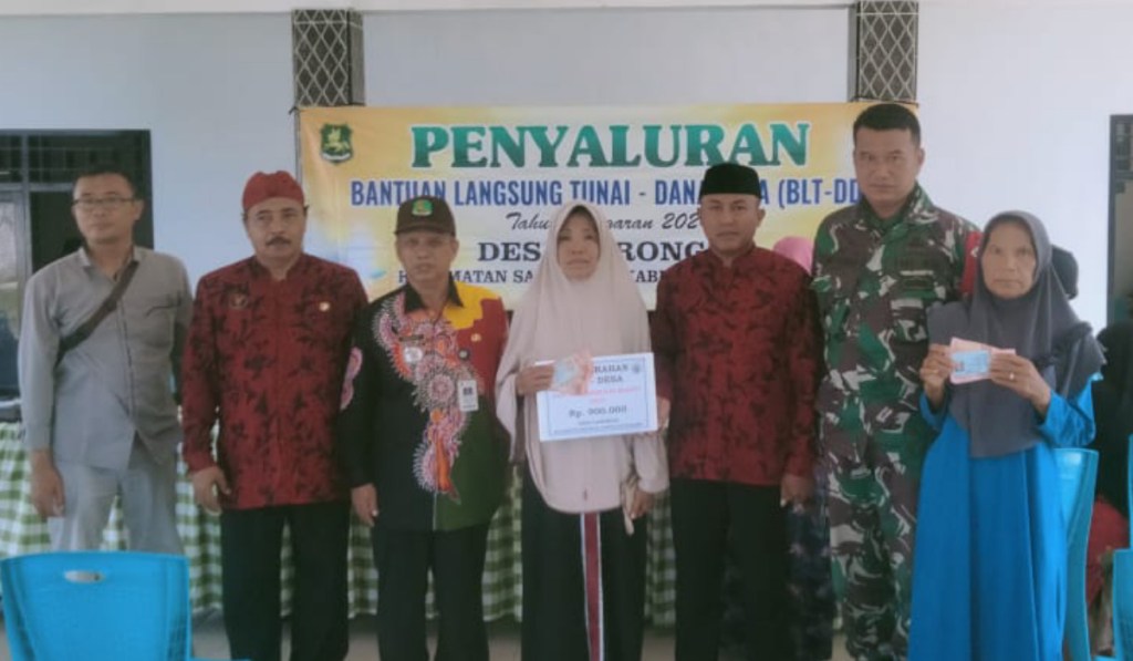 Babinsa Dampingi Penyaluran BLT-DD Pada Warga Desa Saronggi