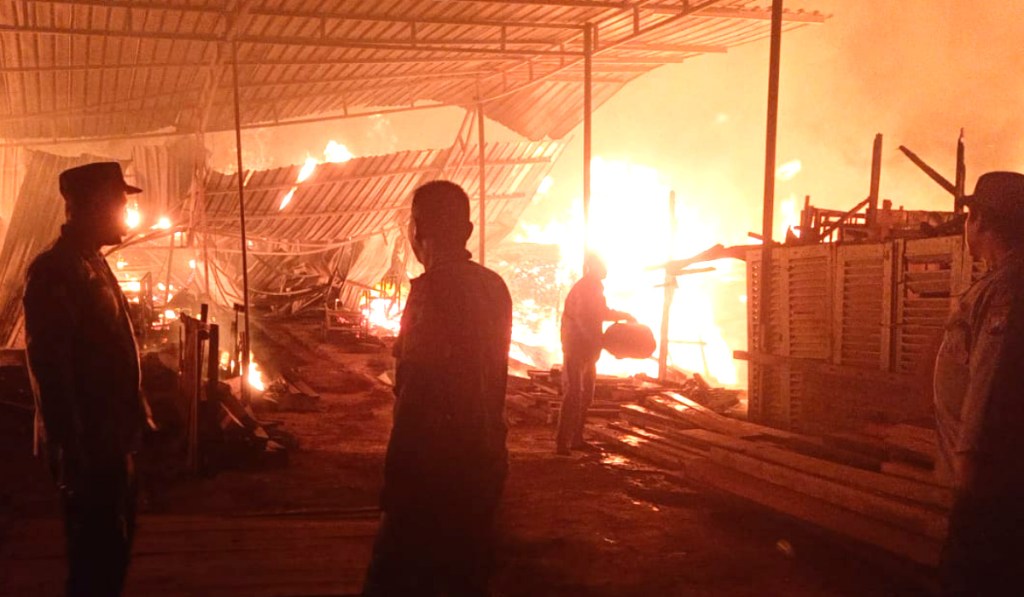 Gudang Kayu Pabrik Meubel di Sumenep Dilalap Si Jago Merah