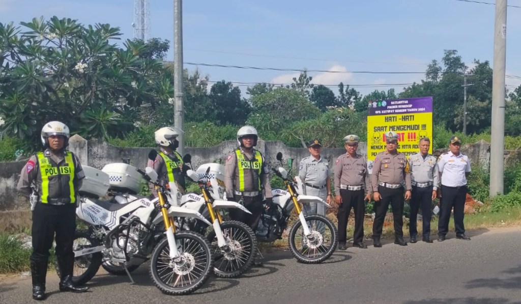 Satlantas Polres Sumenep Bersama LLAJ dan JR Pasang Papan Himbauan di Jalur Black&nbsp;Spot