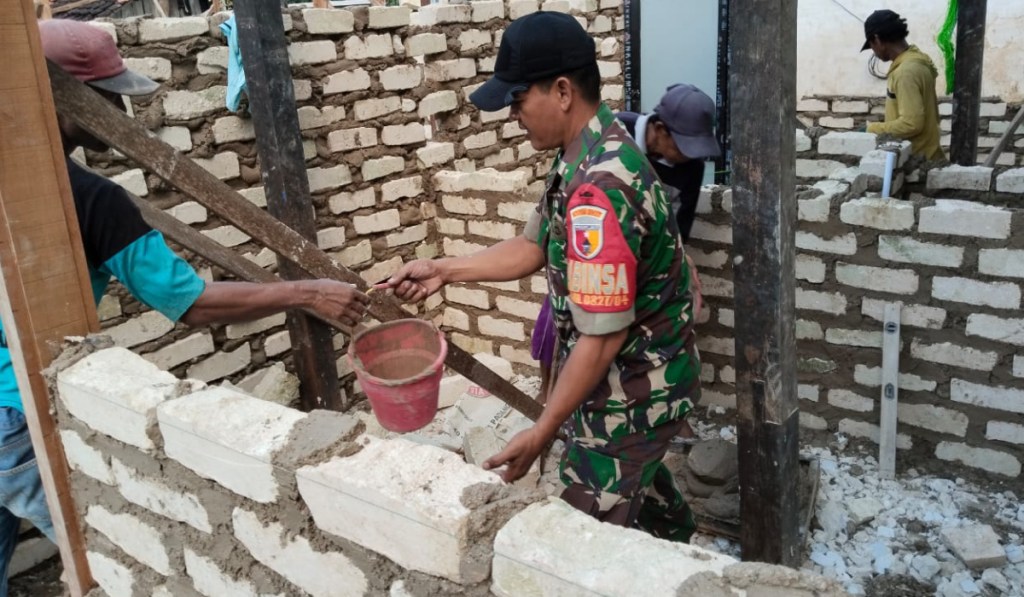 Babinsa Sera Timur Bantu Warga Bangun Rumah