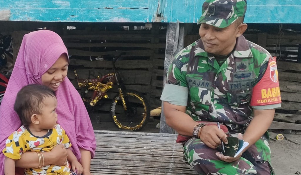 Peduli Terhadap Pertumbuhan Anak, Babinsa Koramil 0827/19 Sapeken Kunjungi Keluarga Stunting