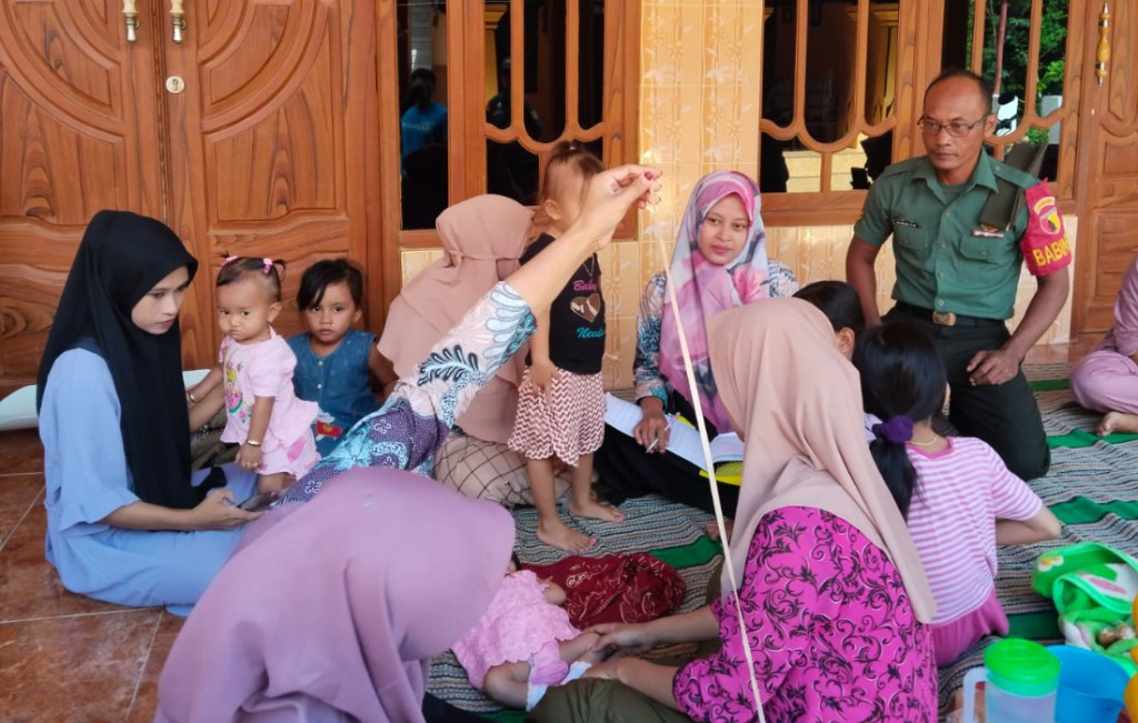 Sukseskan Program Pemerintah, Babinsa Koramil 0827/14 Batang Batang Dampingi Bidan Desa Pendataan Stunting dan Imunisasi