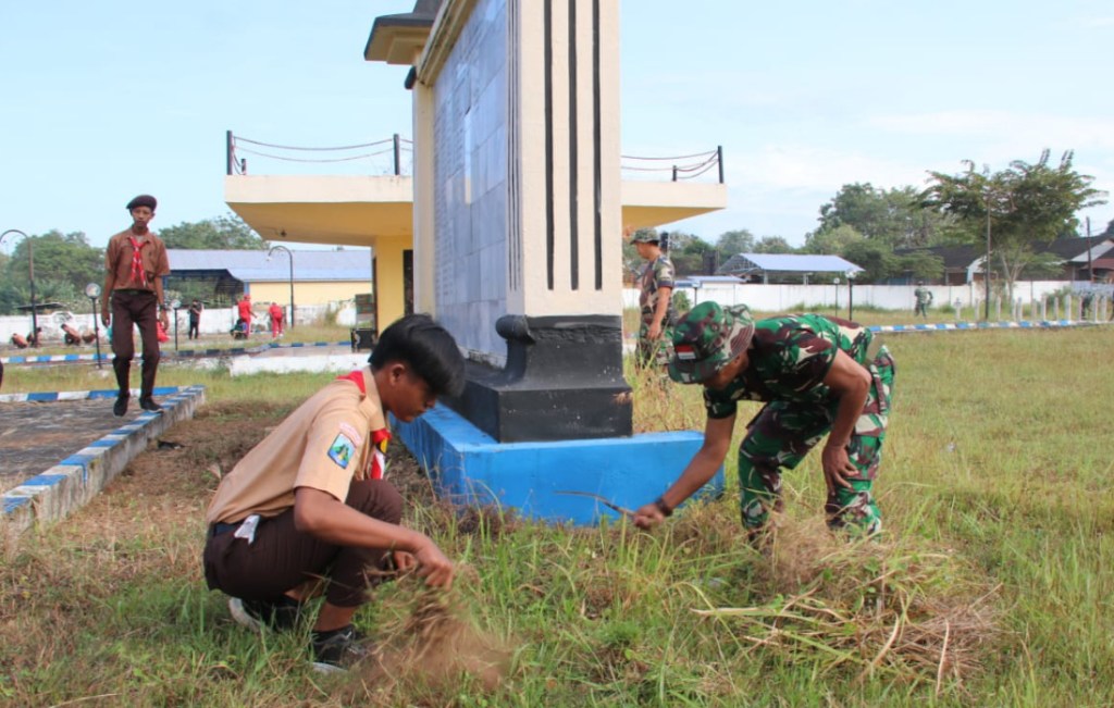 Karya Bakti Kolaborasi, TNI Bersihkan TMP Jokotole Sumenep