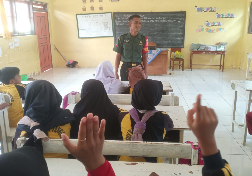 Babinsa Masuk Sekolah, Koptu Doni Tanamkan Sikap Disiplin Terhadap Siswa SDN 1&nbsp;Pancor