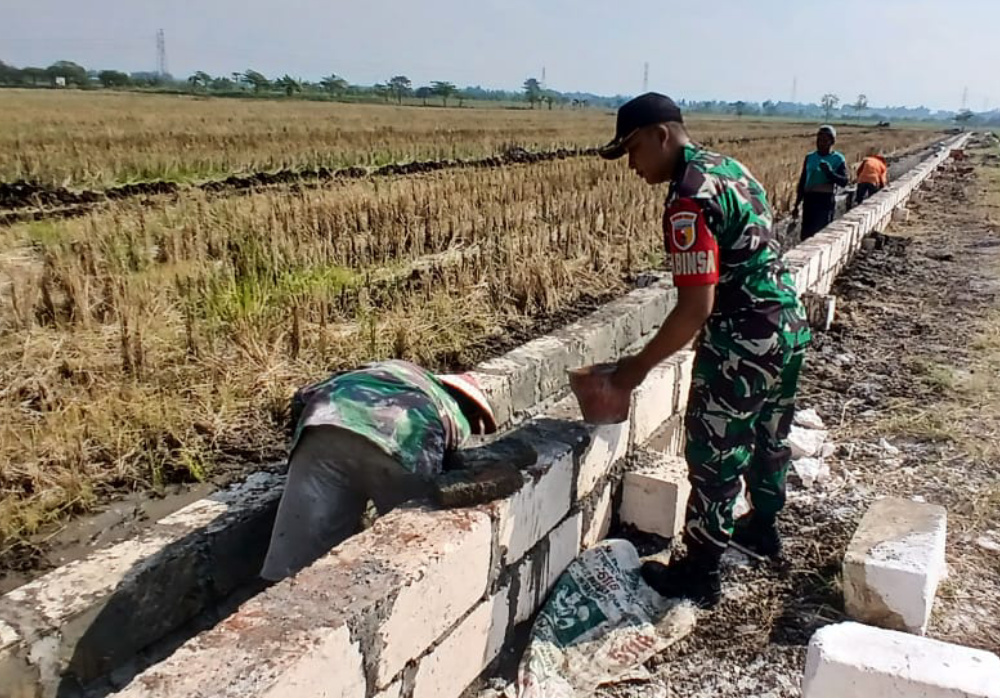 Pembangunan Irigasi di Bantu Babinsa Untuk Kesejahteraan&nbsp;Petani