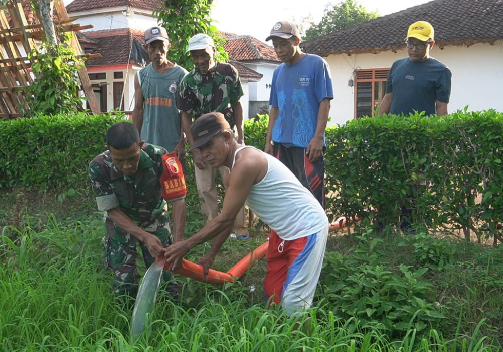 Babinsa dan Petani Maksimalkan Pompanisasi Sungai Untuk Solusi&nbsp;Pangan