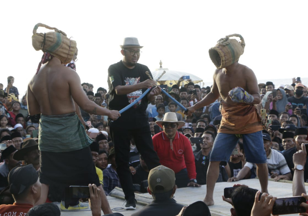 Bupati Sumenep Makin Dekat Dengan Masyarakat Lewat Pelestarian Tradisi&nbsp;Ojung