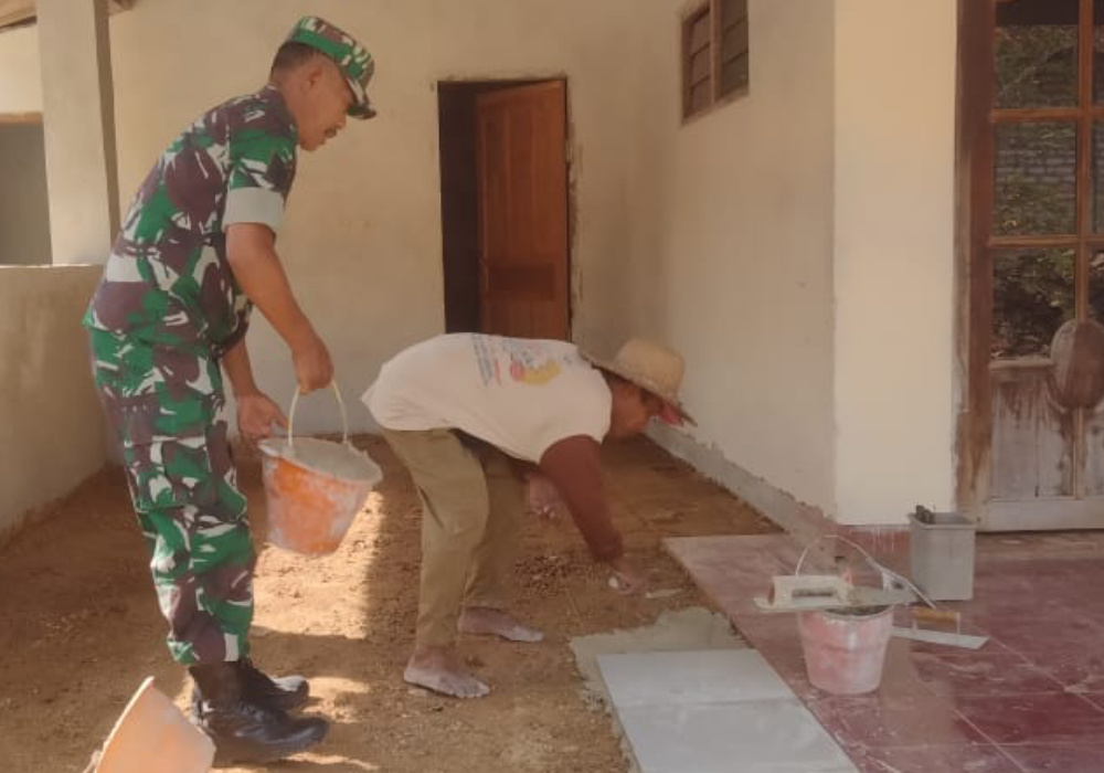 Manunggal Dengan Rakyat, Babinsa Bantu Keramik Rumah Warga