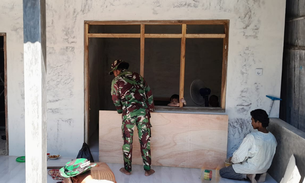 Serda Moh. Hasim Hari ini Mulai Pasang Pintu Dan Jendela RTLH Milik&nbsp;Senawi