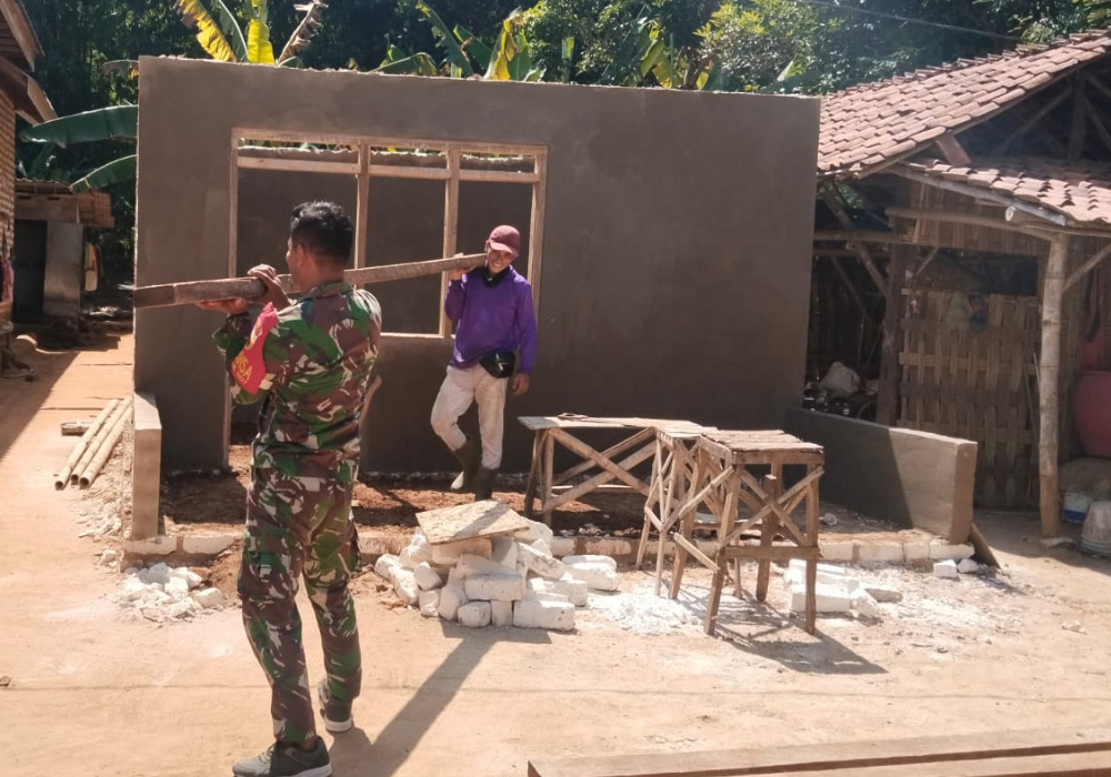 Program RTLH Milik Sunaini Mulai Merangkai Dan Memasang Atap