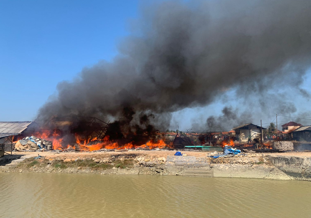 Diduga Korsleting Listrik Hanguskan 5 Bangunan Kayu di Desa Pinggir Papas&nbsp;Sumenep