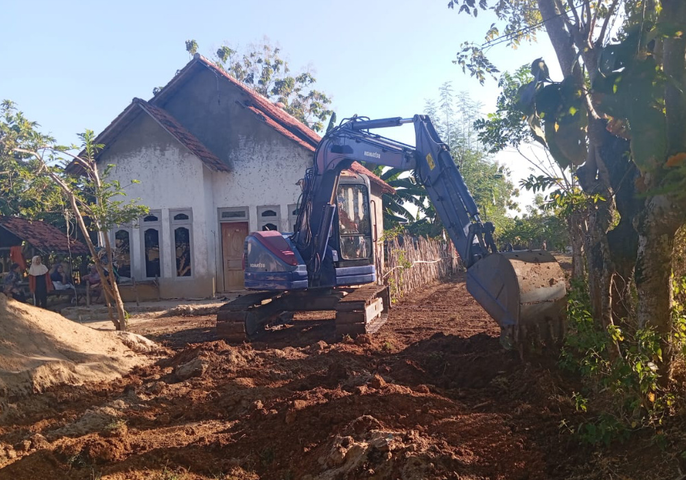 Satgas TMMD 121 Kodim Sumenep Lakukan Pelebaran Jalan Dengan&nbsp;Hexa