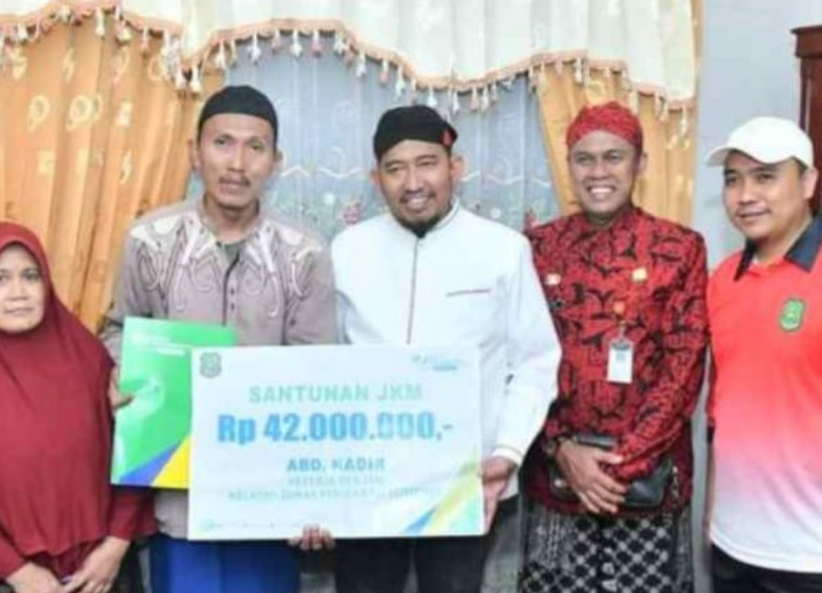Bupati Sumenep Serahkan Secara Langsung Santunan JKM BPJS Ketenagakerjaan Kepada Ahli&nbsp;Waris