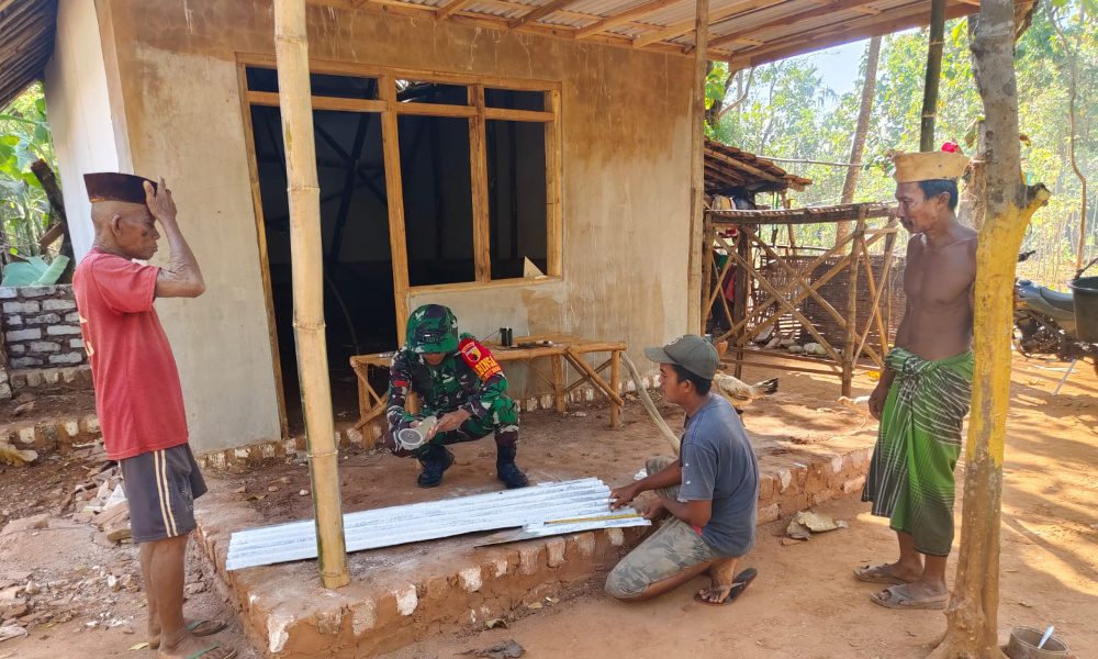 Kepiawan Babinsa Pasang Asbes RTLH Milik Lansia Warga Desa Romben&nbsp;Guna