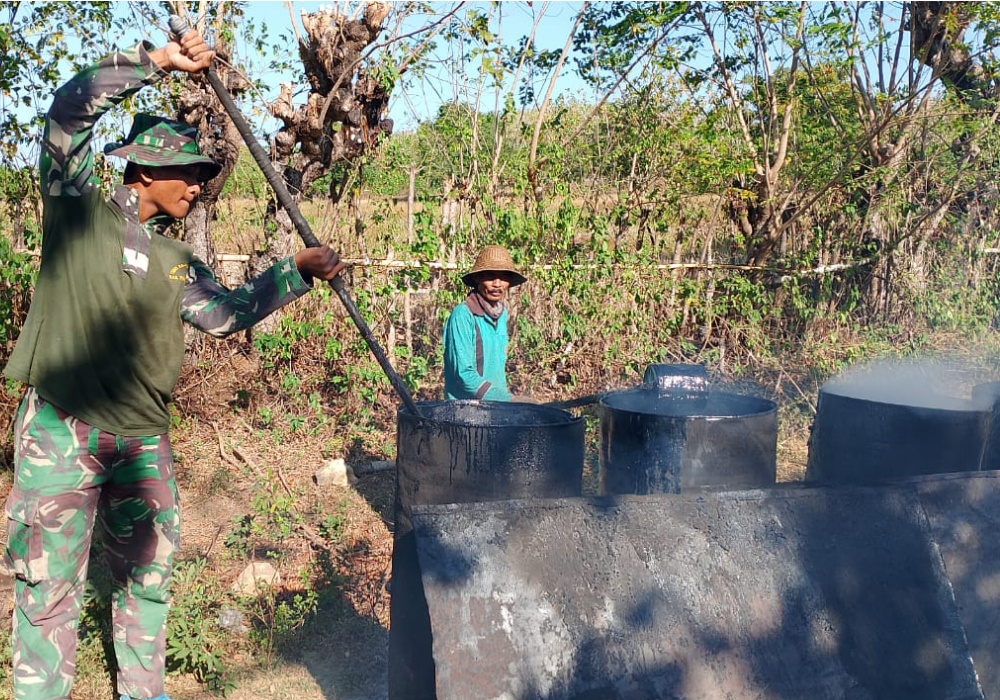 Bakar Aspal Jalan, Semangat Satgas TMMD Bersama Warga Dilokasi Pengaspalan Desa&nbsp;Buddi