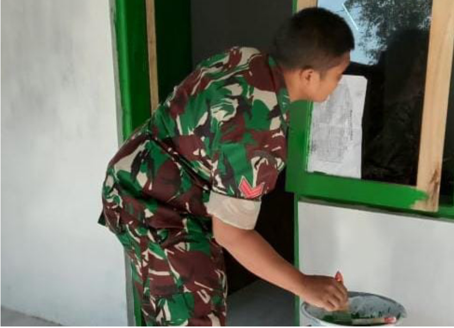 Babinsa Saronggi Mengecat Pintu RTLH Milik Fahrizal Dengan Warna Hijau TNI&nbsp;AD