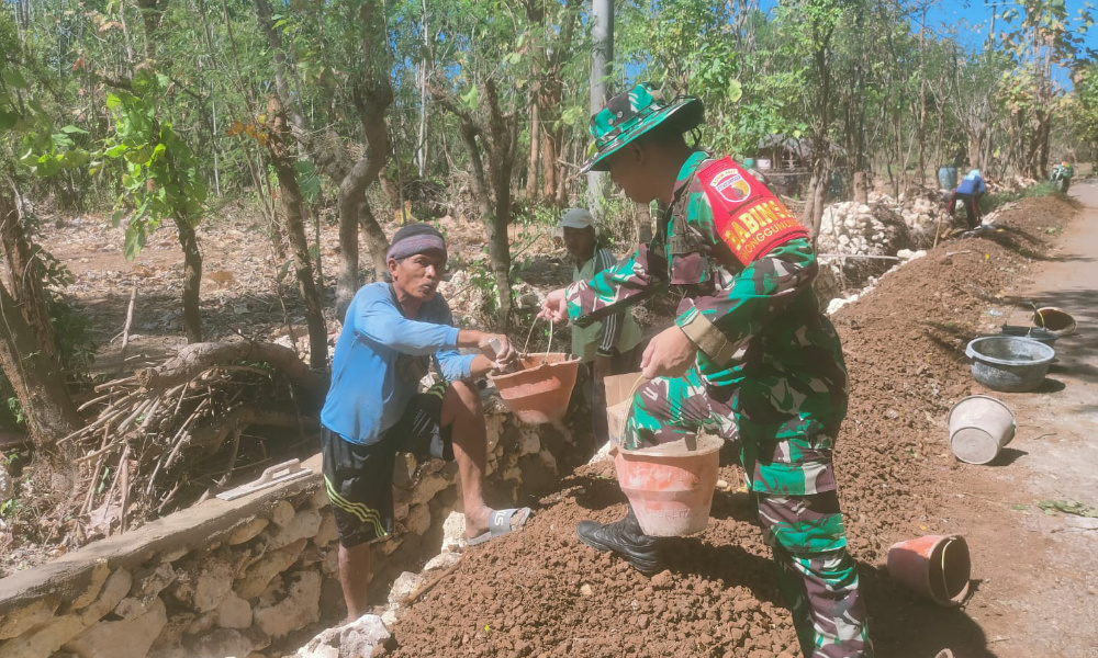 Kepedulian TNI Bersama Warga Kerja Bakti Bangun Saluran&nbsp;Irigasi