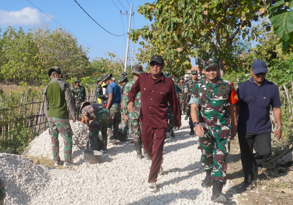 Pastikan Tanpa Kendala, Dandim 0827/Sumenep Tinjau Kegiatan Fisik TMMD 121 di Desa&nbsp;Buddi