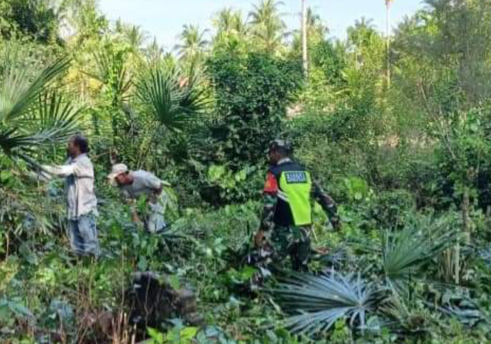 Pupuk Rasa Kebersamaan, Babinsa Koramil 0827/05 Lenteng Karya Bakti Bersihkan Makam