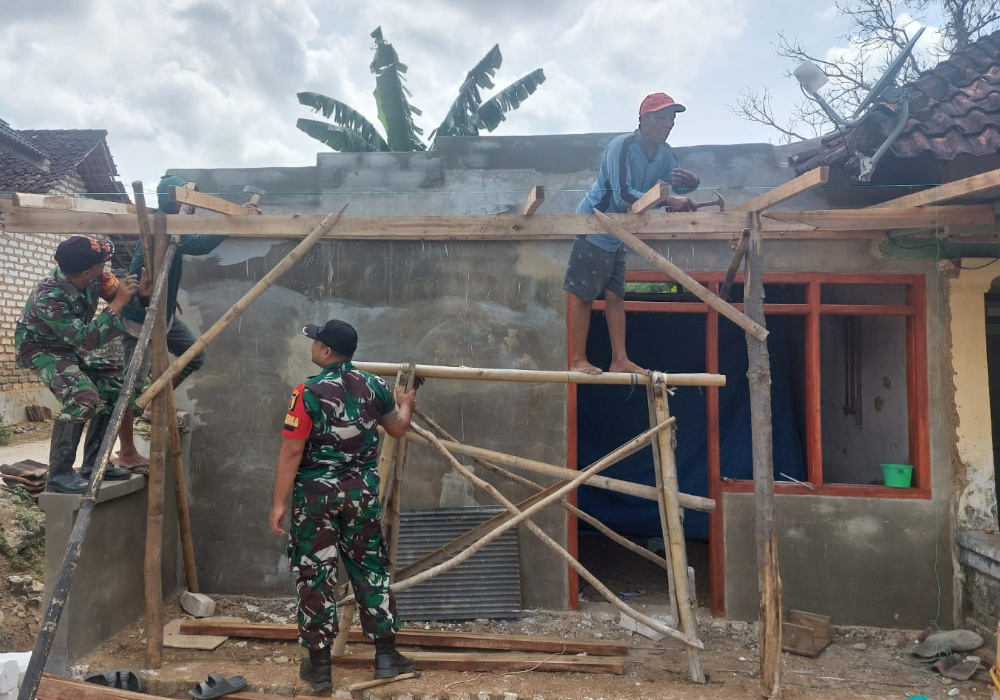 Antusias Warga Bareng TNI Gotong Royong Bangun RTLH di Manding