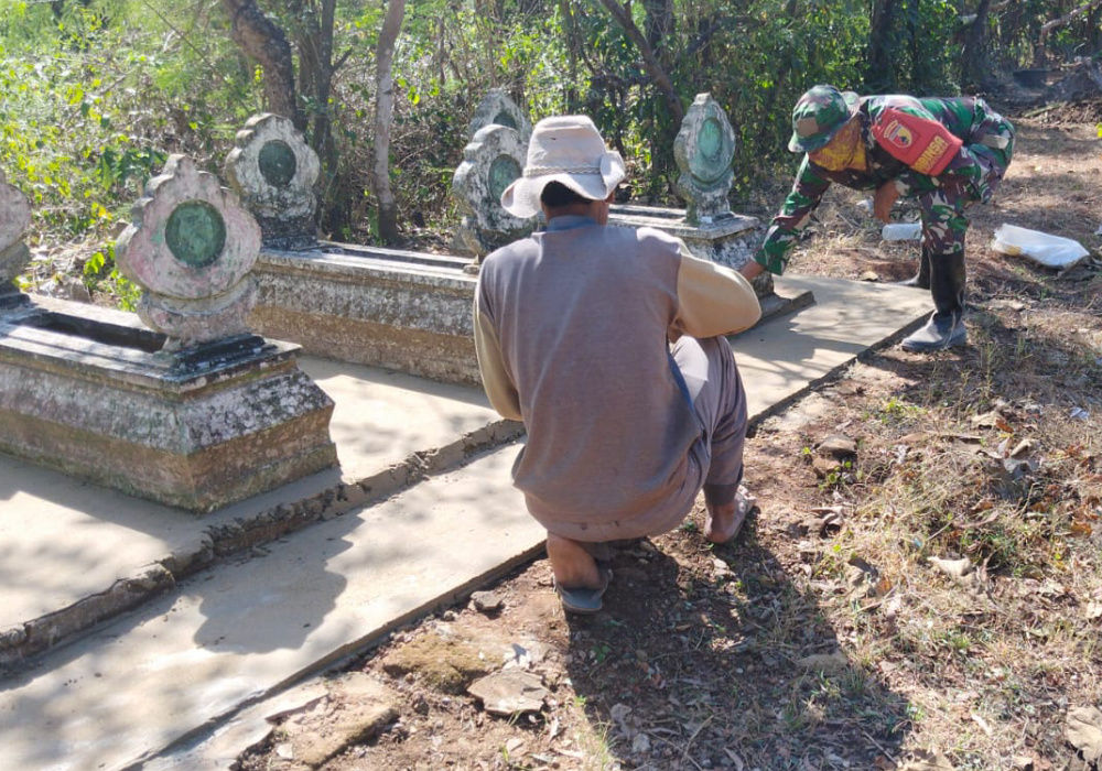 Jalin Kekompakan, Babinsa Koramil 0827/11 Pasongsongan Karya Bakti Bersihkan Kuburan