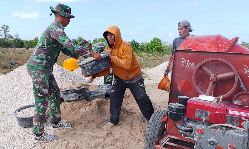 Kekompakan Terlihat Antara Satgas TMMD Kodim 0827/Sumenep dan Warga Angkat Batu Koral Bangun Gorong-Gorong di Desa&nbsp;Buddi