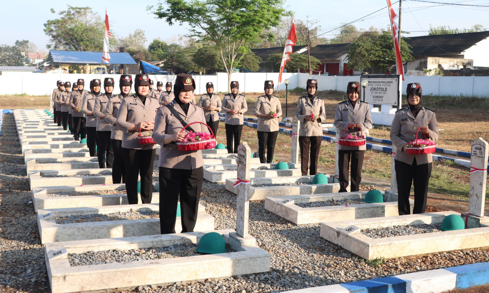 Polwan Polres Sumenep Ziarah ke Makam Pahlawan Untuk Peringati HUT Polwan&nbsp;Ke-76