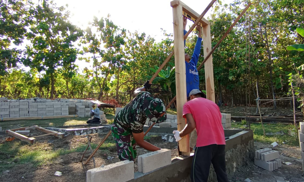 Satgas TMMD 121 Mulai Pemasangan Kusen Pintu milik&nbsp;Masiya