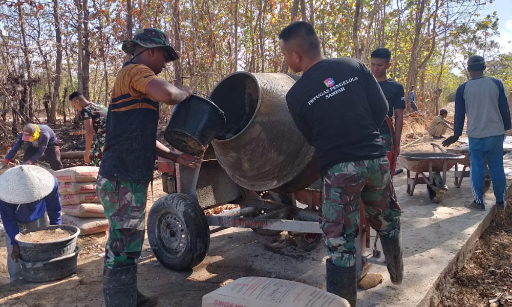 Percepat Jalan Rabat, Kopda Hendra Satgas TMMD ke 121 Kodim 0827/Sumenep Isi Air Kedalam Molen
