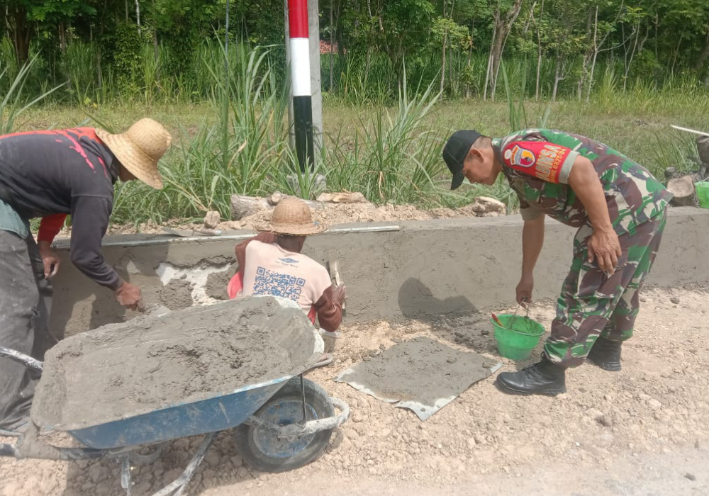 Babinsa Desa Aengdake Motori Kerjabakti Bersama Masyarakat