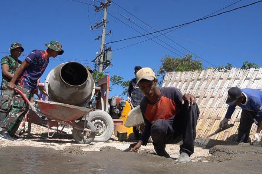 Arco Masih Setia Temani Satgas TMMD Ke-121 Kodim 0827/Sumenep Selesaikan Cor Jalan Rabat Beton di Desa&nbsp;Buddi