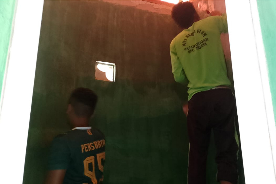 Satgas TMMD Lanjutkan Pengecatan Bagian Kamar Mandi RTLH di Buddi