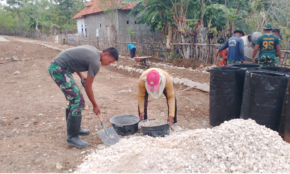 Puluhan Masyarakat Ikut Bantu Satgas TMMD 121 Bangun Jalan&nbsp;Lapen