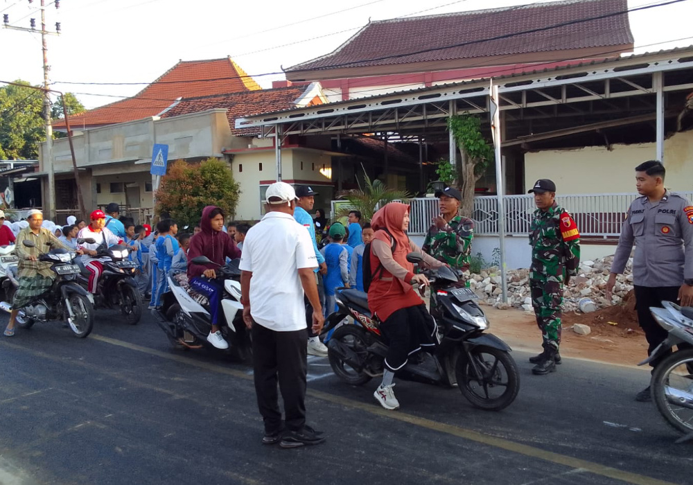 Berikan Pengamanan Karnaval HUT RI Ke 79 Babinsa Koramil 0827/10 Ambunten Laksanakan PAM
