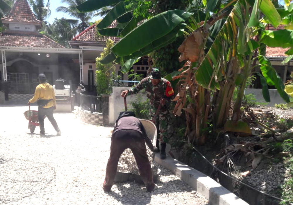 Perbarui Jalan Desa, TNI dan Warga Kerja bakti Ratakan Batu Kerikil di Kecamatan&nbsp;Saronggi