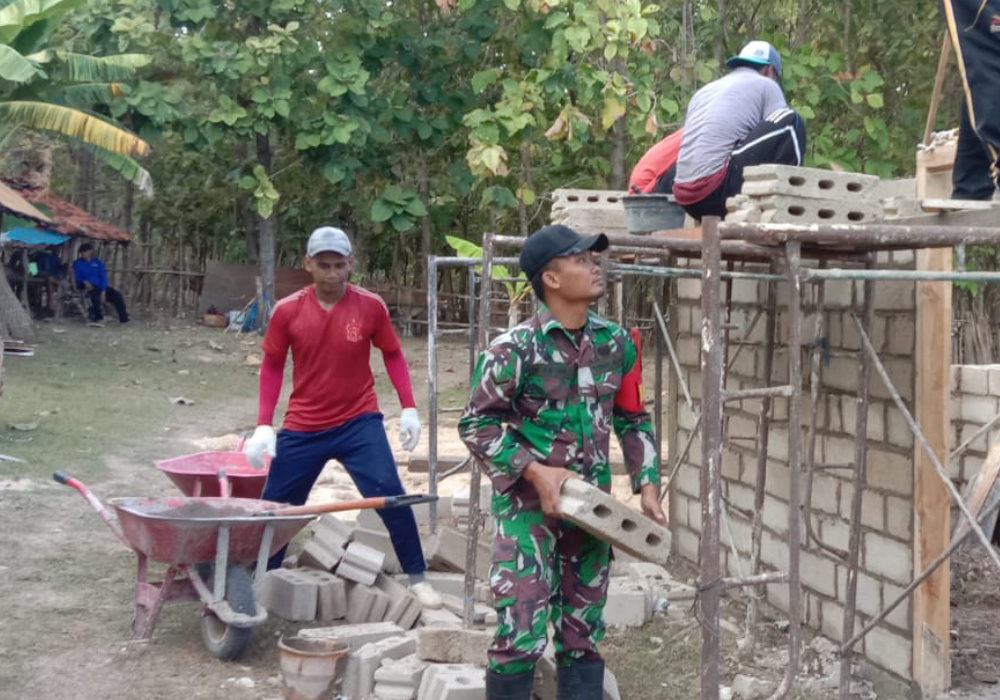 Kebersamaan Bersama Rakyat, Babinsa Ceper Bantu Renovasi Rumah&nbsp;Warga