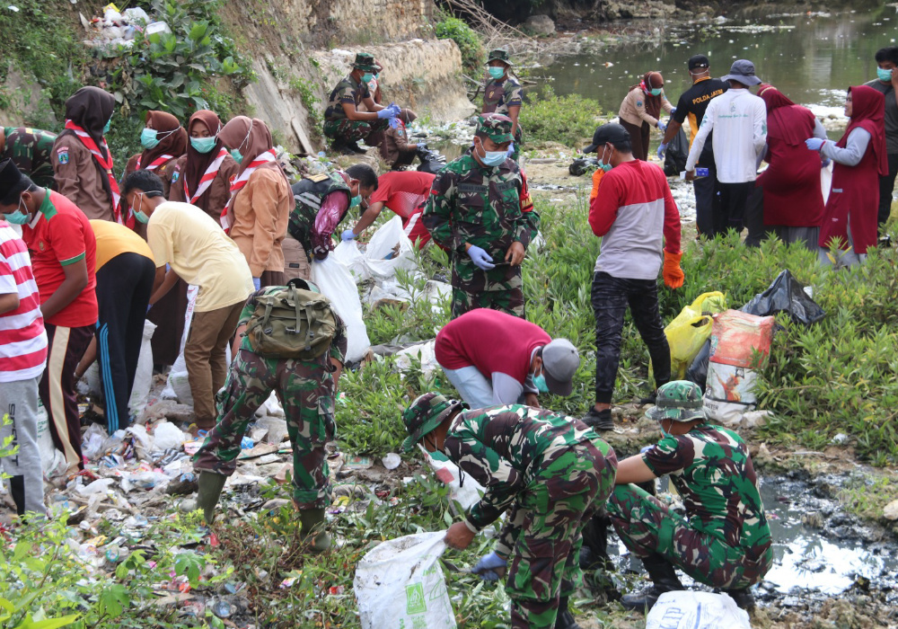 Kodim 0827/Sumenep Gotong Royong Bersihkan Sungai, Peringati HUT Ke 79&nbsp;TNI