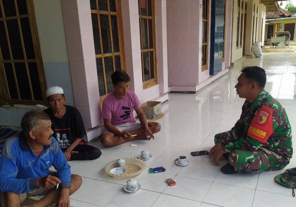 Komunikasi Sosial, Bukti Kedekatan Babinsa Koramil 0827/11 Pasongsongan Dengan&nbsp;Rakyat