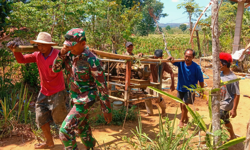 Atasi Kesulitan Air Bersih, Babinsa Koramil 07/Guluk Guluk Bantu Warga Membuat Sumur&nbsp;Bor