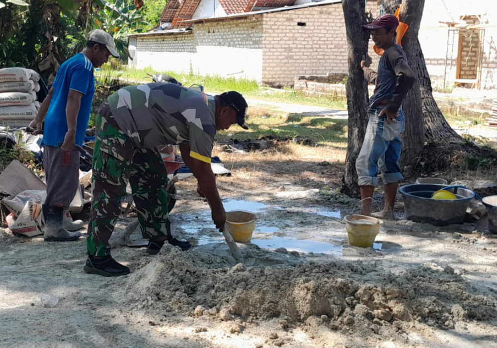 Penuh Semangat, Babinsa Bantu Warga Bangun&nbsp;Rumah