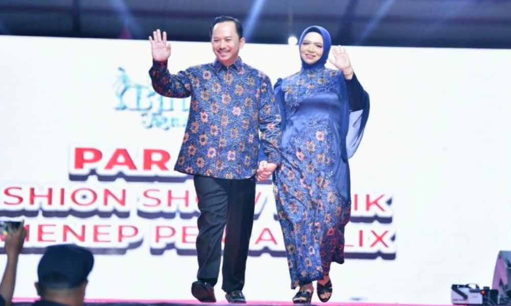 Kepala Bappeda Bersama Istri Ikut Meriahkan Parade Fashion Show Sumenep Pentahelix&nbsp;2024